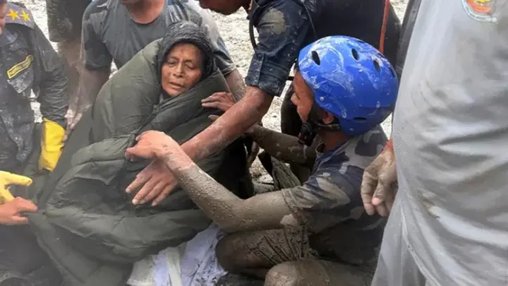 ধ্বংসস্তূপের নিচ থেকে ১০ দিন পর জীবিত উদ্ধার নেপালি নারী - Chief TV