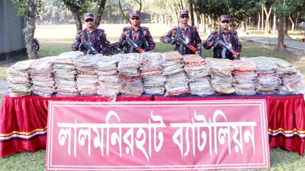 ২৭ লাখ টাকার শাড়ি ফেলে ভারতে পালালো চোরাকারবারিরা - Chief TV