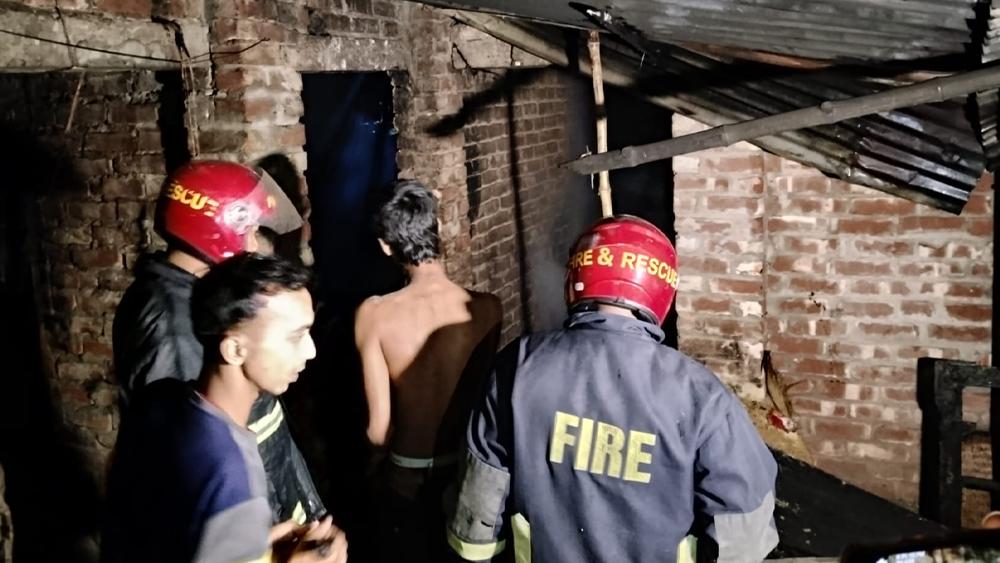 আক্কেলপুরে শিক্ষকের বাড়িতে আগুন, সবকিছু পুড়ে ছাই - Chief TV