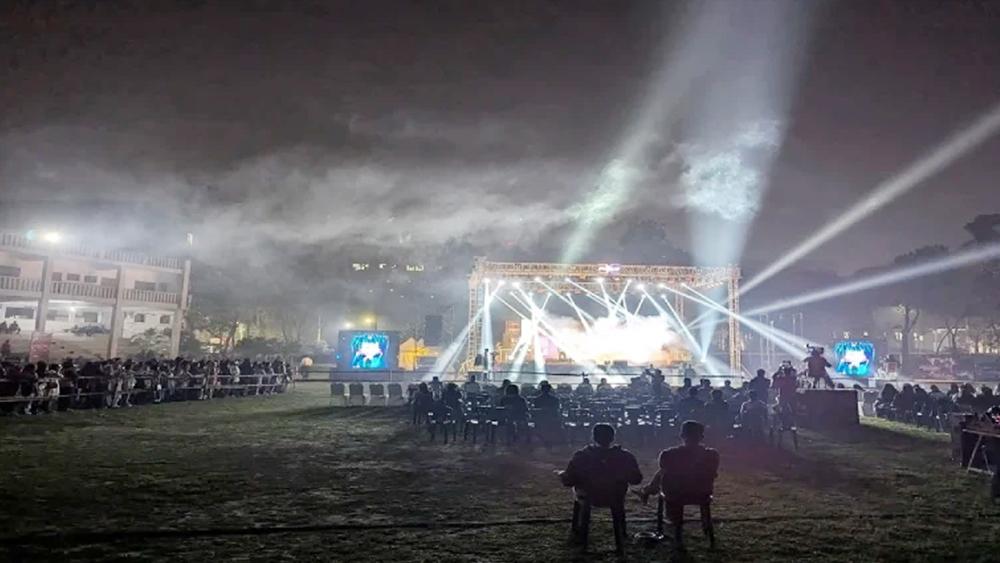 ডাকসুর কনসার্টে বিনামূল্যে সিগারেট বিতরণ-স্লোগান নিয়ে সমালোচনা - Chief TV