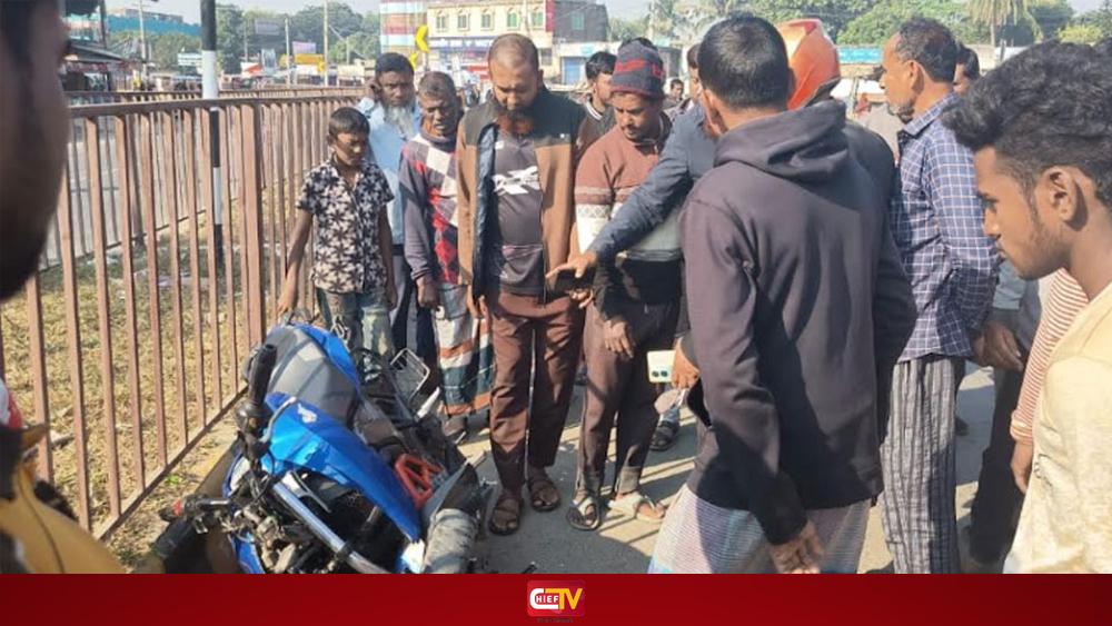 দ্রুত গতির দুই মোটরসাইকেলের মুখোমুখি সংঘর্ষ, স্কুলছাত্র নিহত - Chief TV