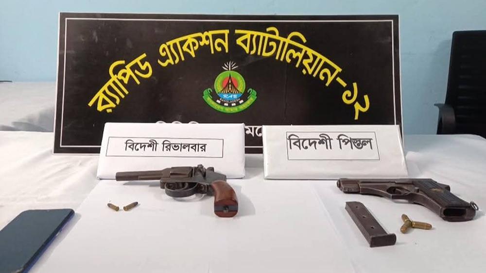 মেহেরপুরে দুটি বিদেশি পিস্তল ও পাঁচ রাউন্ড গুলিসহ দুই যুবক আটক - Chief TV
