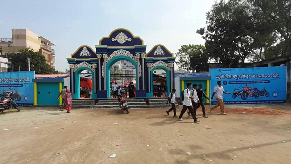 নওগাঁ উচ্চ বিদ্যালয় স্কুল মাঠে চলছে বাণিজ্য মেলা ,জানেন না প্রশাসন ও সভাপতি - Chief TV