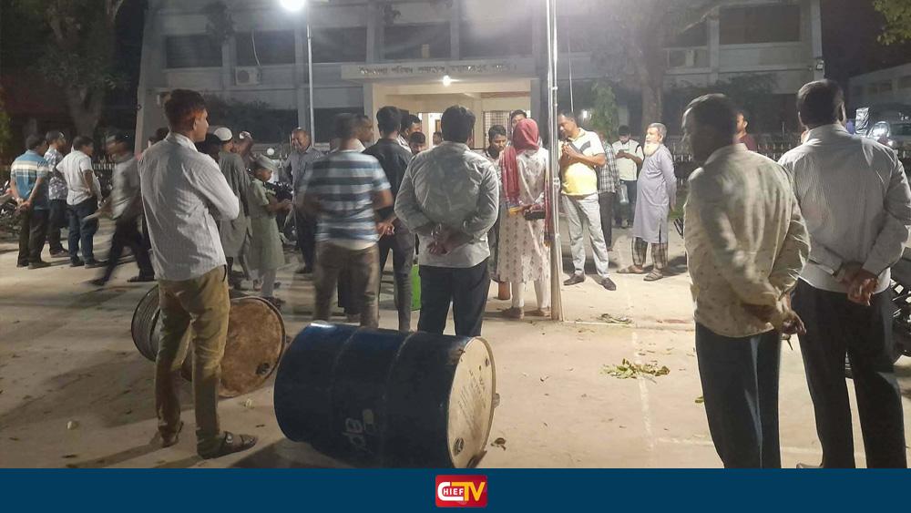 নওগাঁর চৌমাশিয়া বাজারে ওহাব ট্রেডার্সে এ অভিযান চালিয়ে ৪১২ লিটার তৈল জব্দ - Chief TV