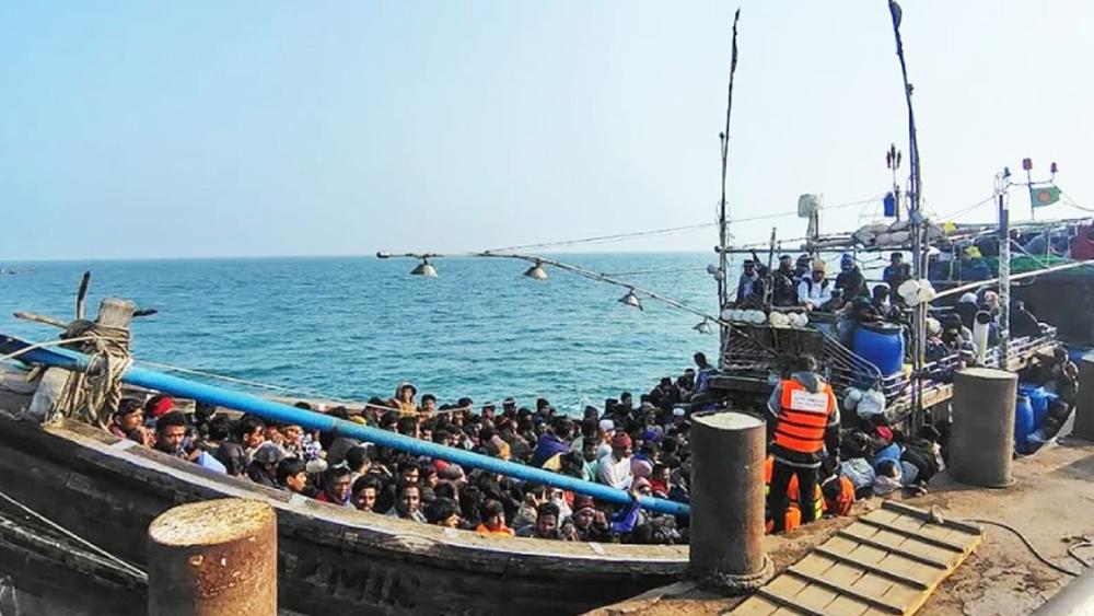 সেন্টমার্টিনের কাছে ২৭৩ জনকে আটক করল নৌবাহিনী - Chief TV