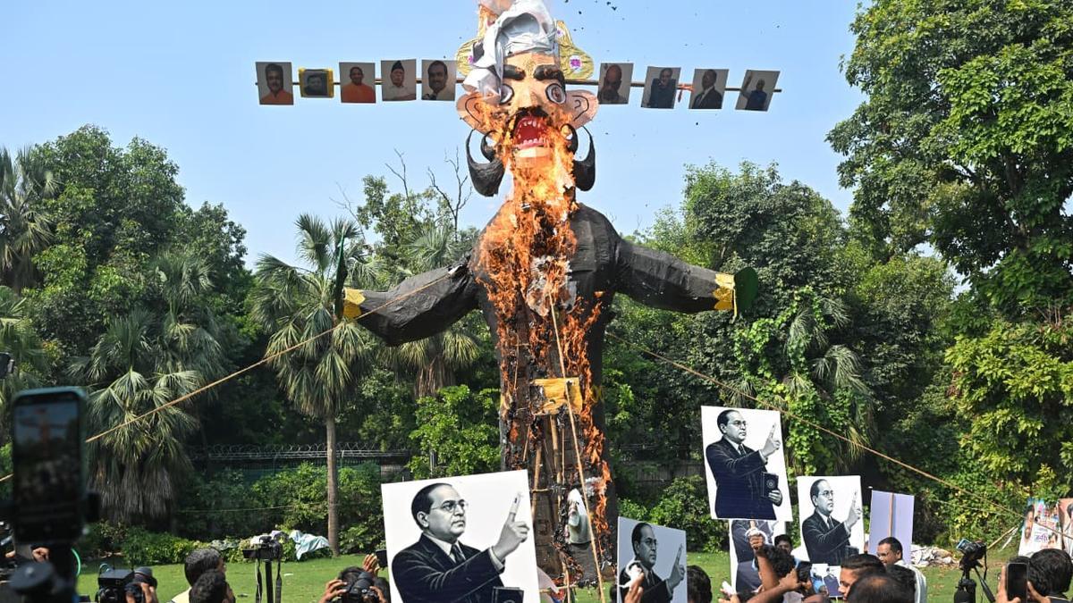 রাবণের মুখে মোদি-ট্রাম্প-দোভাল-আম্বানির ছবি লাগিয়ে কুশপুত্তলিকা দাহ - Chief TV