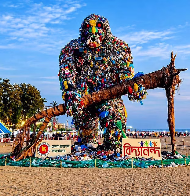 জ্বলজ্বল চোখ, আস্ত গাছ হাতে যেভাবে সৈকতে এল বিশাল এই দানব - Chief TV