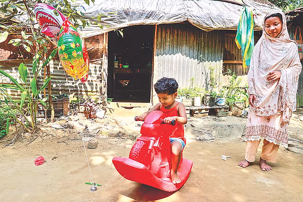 একটি আঙুল তুলে মুনতাহা বলল, ‘আমার বাবা স্কাই হয়ে গেছে’ - Chief TV