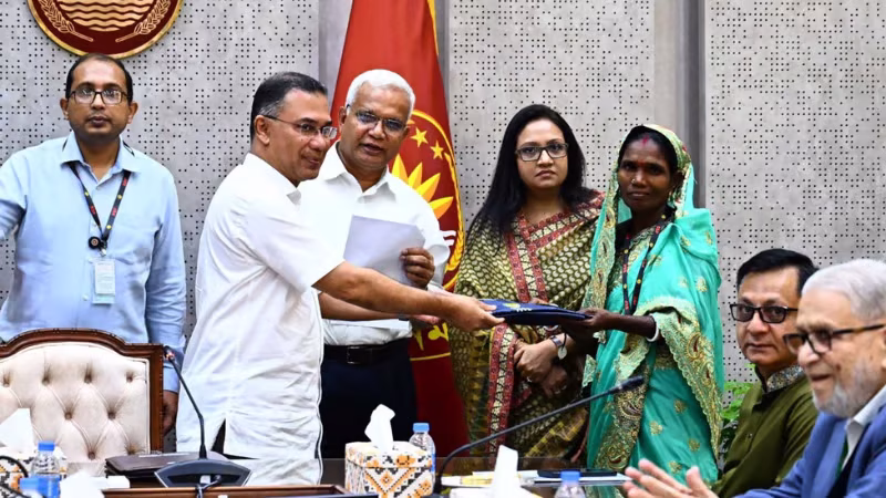 প্রধানমন্ত্রীর রেইনকোট উপহারে চা-বাগানে আনন্দ-উচ্ছ্বাস - Chief TV