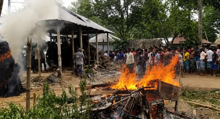 লালমনিরহাটে শিশুর বস্তাবন্দী লাশ উদ্ধার, জনতার অগ্নিসংযোগ-ভাঙচুর - Chief TV