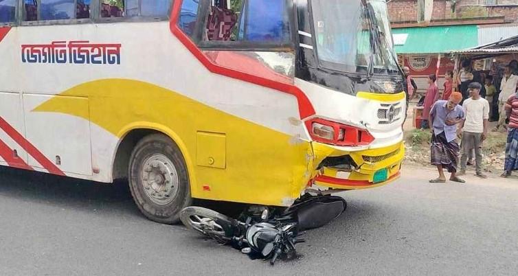 বাসের ধাক্কায় মোটরসাইকেলচালকের মর্মান্তিক মৃত্যু - Chief TV