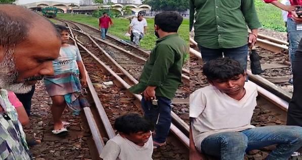 ধেয়ে আসা ট্রেনের সামনে রেললাইনে আটকে গেল কিশোরের পা - Chief TV