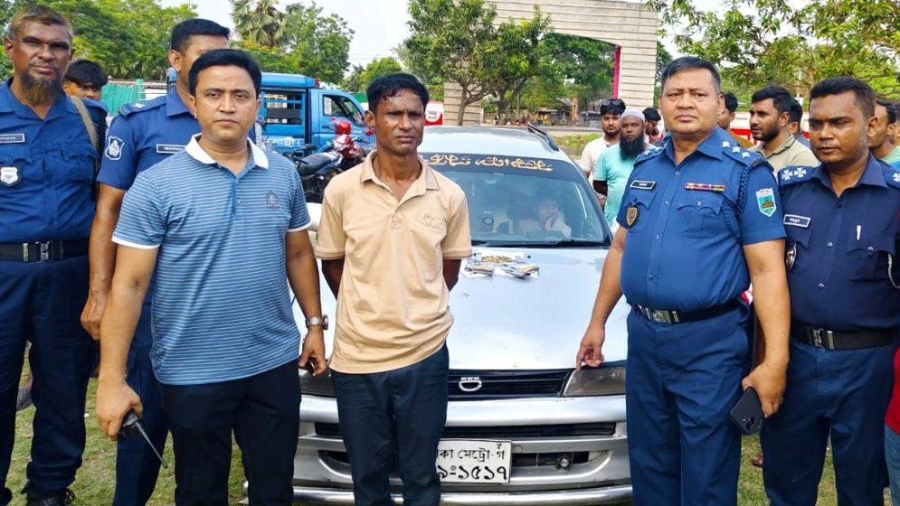 গোদাগাড়ীতে প্রাইভেটকারে তল্লাশি: দুটি পিস্তলসহ গ্রেফতার ২ - Chief TV