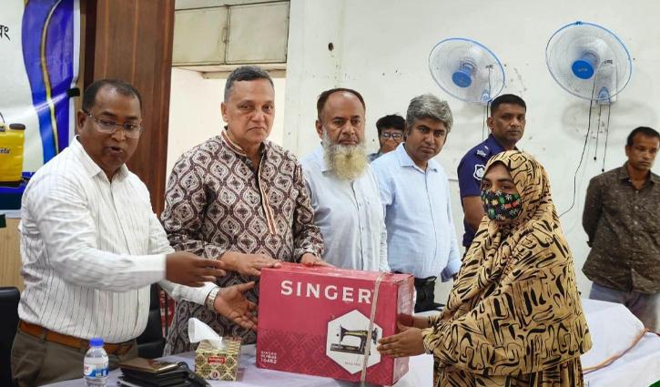 কাজিপুরে অসহায় নারীদের সেলাই ও কৃষকদের স্প্রে মেশিন বিতরণ - Chief TV