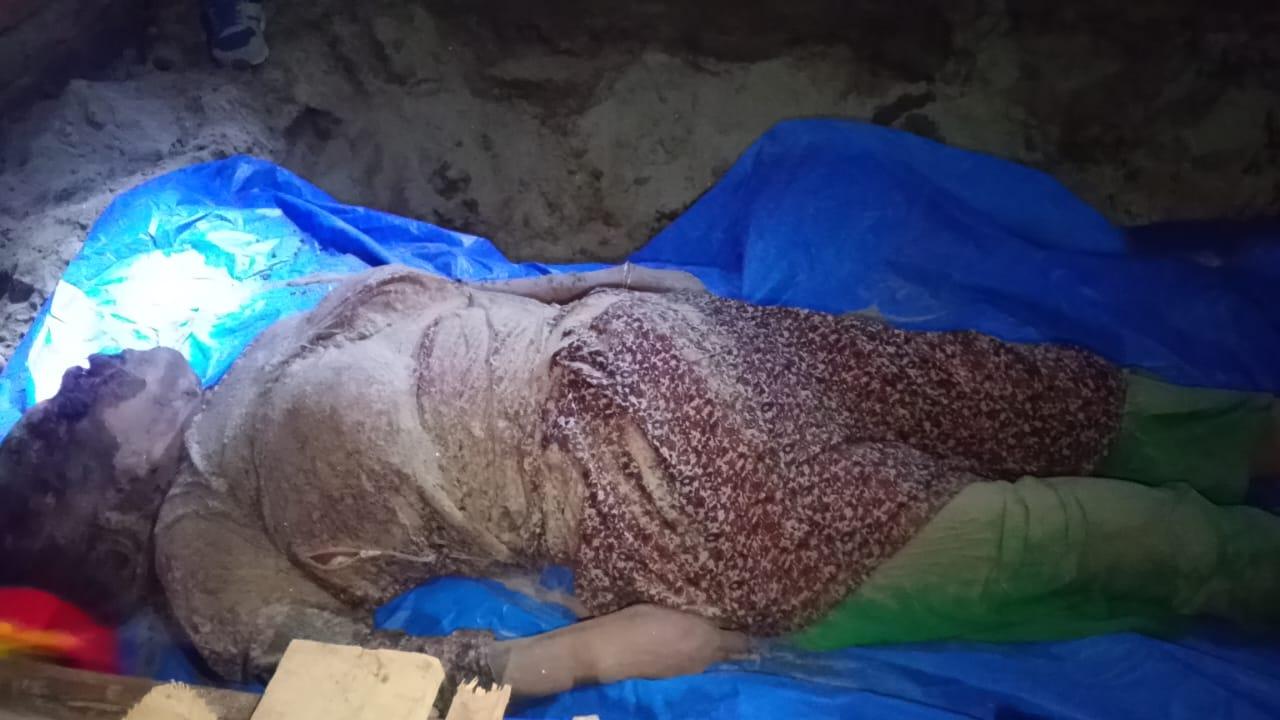 নিখোঁজের দুইদিন পর ঘরের মেঝেতে পুঁতে রাখা বৃদ্ধার মরদেহ উদ্ধার - Chief TV