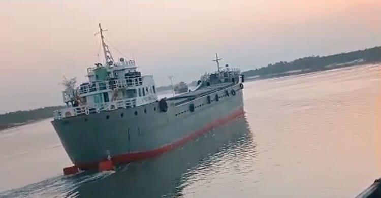 সুন্দরবনে ভারতগামী কার্গো জাহাজে সশস্ত্র ডাকাতি ও গুলিবর্ষণ: নিরাপত্তা নিয়ে চরম শঙ্কা - Chief TV