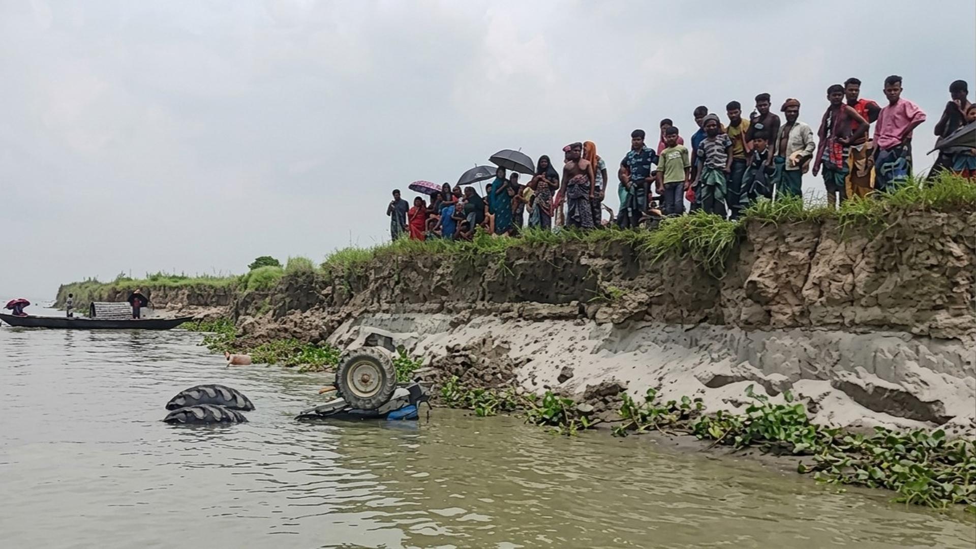 ফরিদপুরে নিয়ন্ত্রণ হারিয়ে ট্রাক্টরসহ পদ্মা নদীতে পড়ে যুবকের মৃত্যু - Chief TV