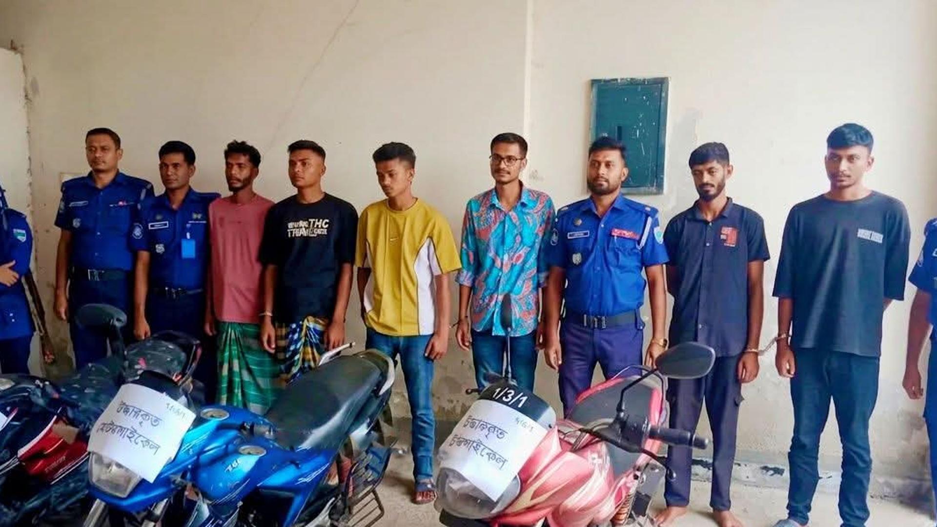 মোংলায় আন্তঃজেলা মোটরসাইকেল চোর চক্রের ৬ সদস্য আটক: উদ্ধার ৪ চোরাই মোটরসাইকেল - Chief TV